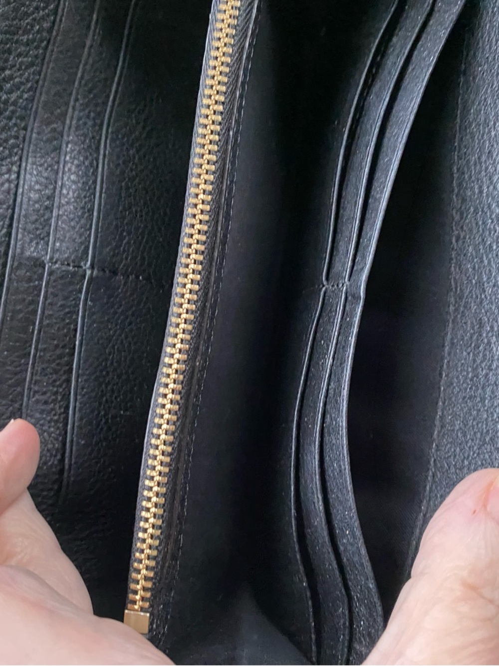 Tory Burch Black Gold Pebbled Leather Zip Wallet - Picture 3 of 6